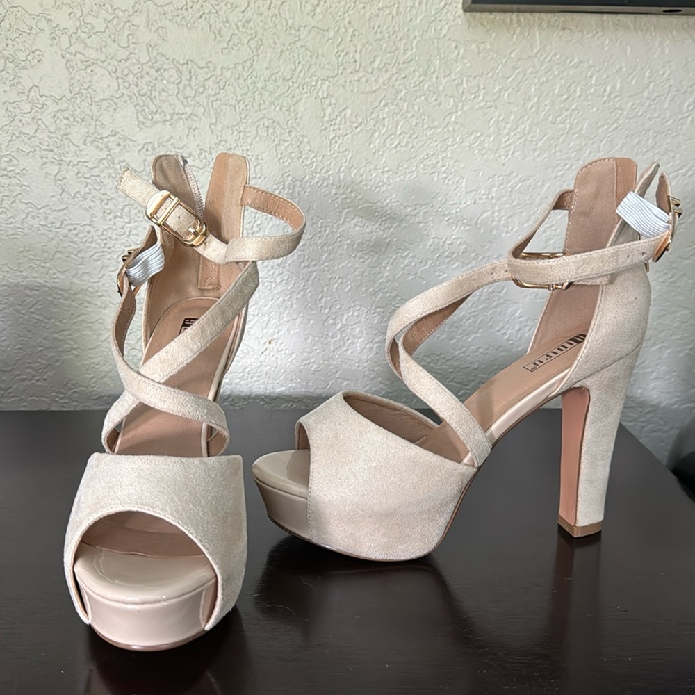 Size 8 nude suede heels